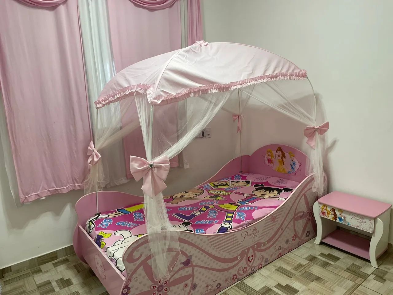 Cama de solteiro, cortina criado mudo