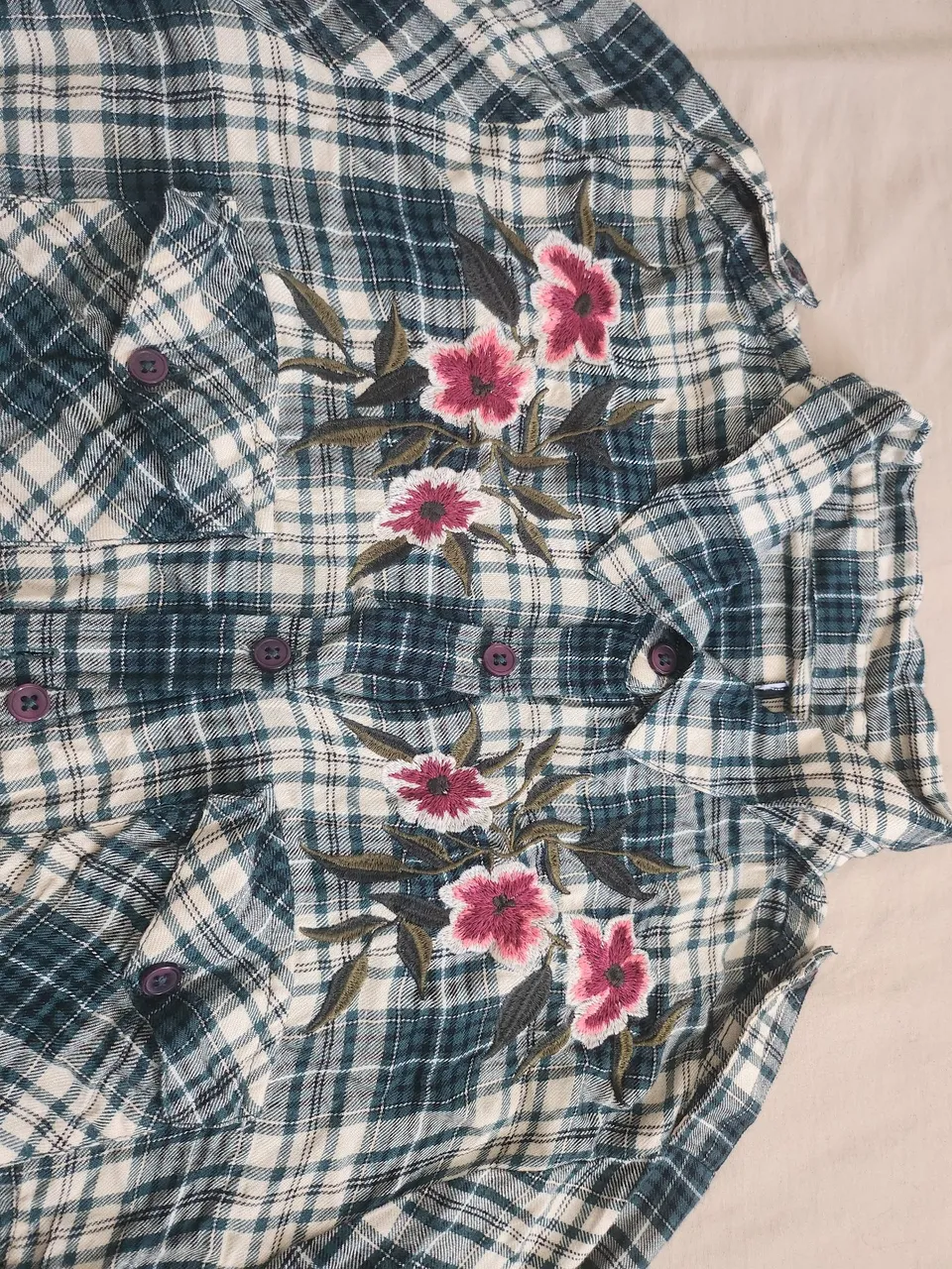 Camisa xadrez feminina com bordado floral