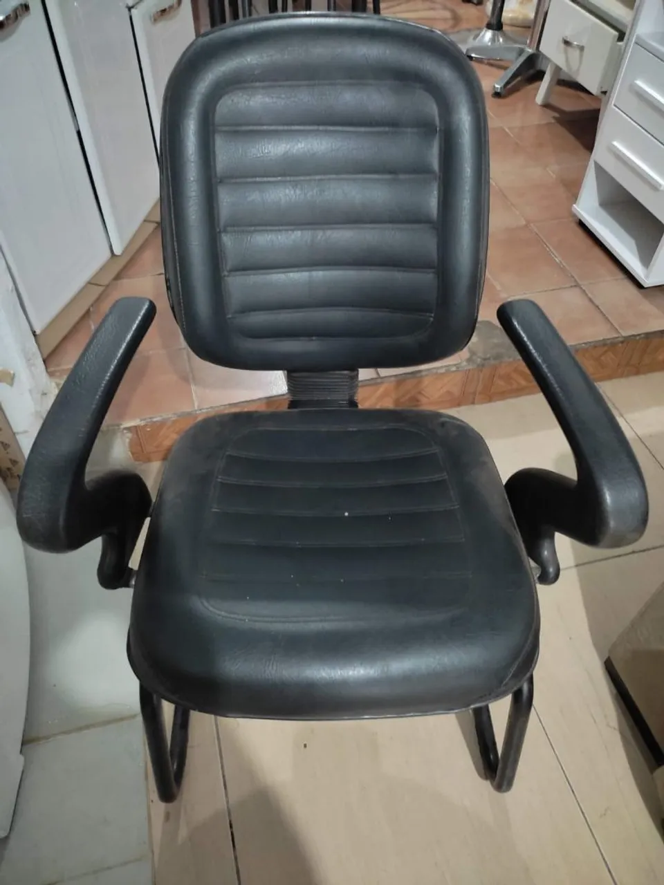 Cadeira de escritório preta com apoio para braços