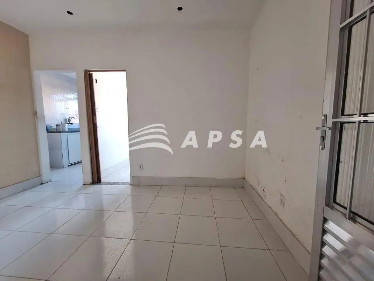 ALUGA-SE UMA CASA NO GARCIA. CASA COM 66 M² COMPOSTA POR 1 QUARTO, SALA, COZINHA, 1 BANHEI