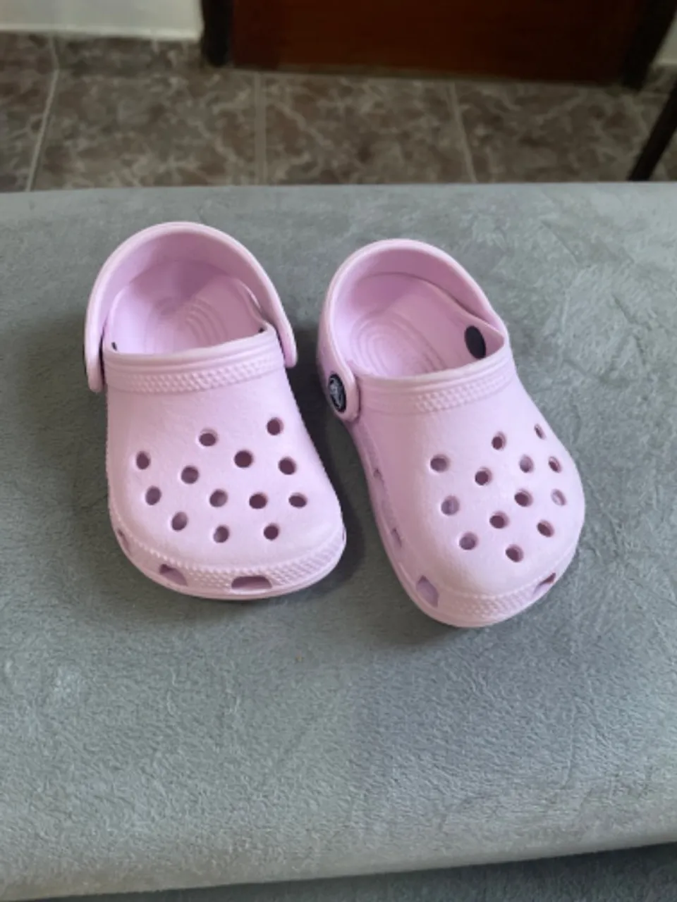 Crocs rosa infantil