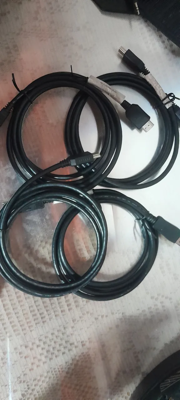 Cabos HDMI e display port
