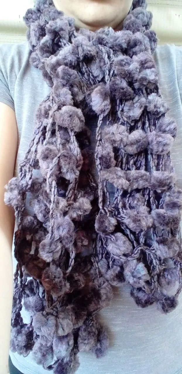 Cachecol Pompom de Pelúcia Artesanal Cinza Chumbo 166cm - Foto 2