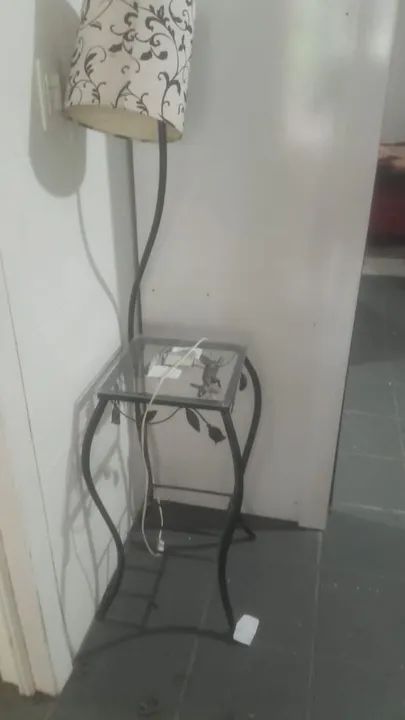 Aparador de ferro com abajur.