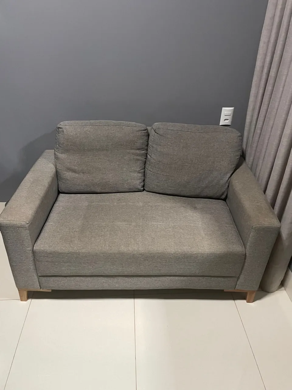 Sofá 2 Lugares Cinza Confortável e Moderno