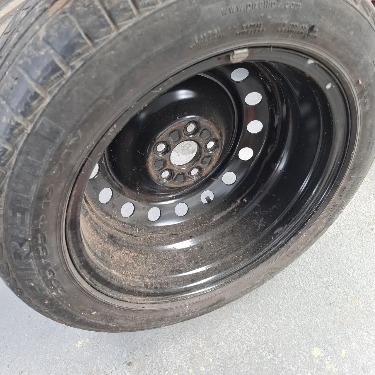 Roda de aço com pneu aro 16