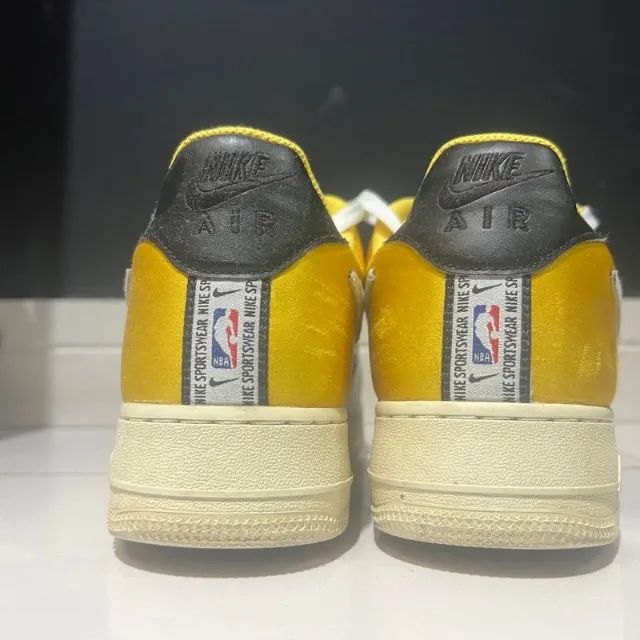 Ténis air force 1 edição NBA amarelo  - Foto 2
