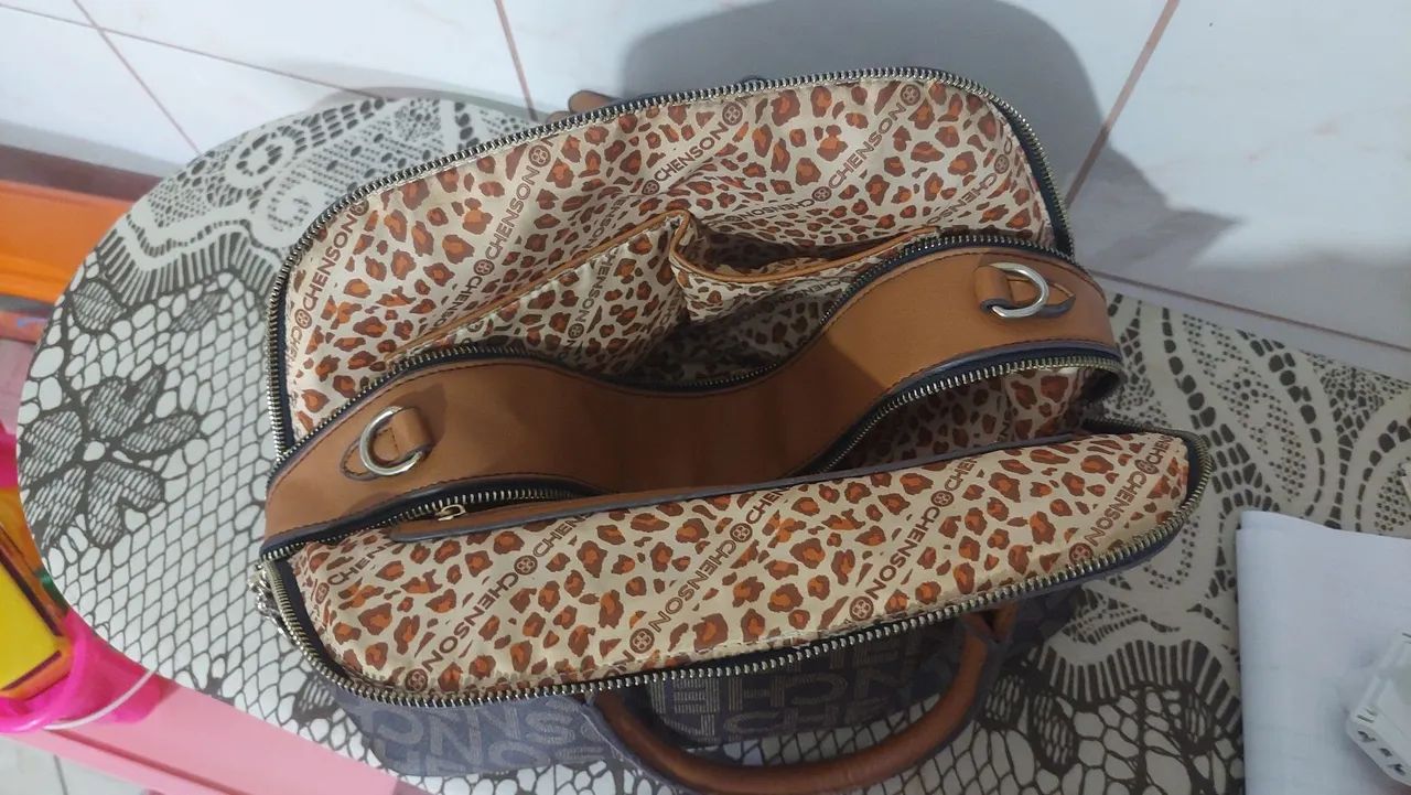 Bolsa Chenson marrom com chaveiro de ursinho - Foto 4