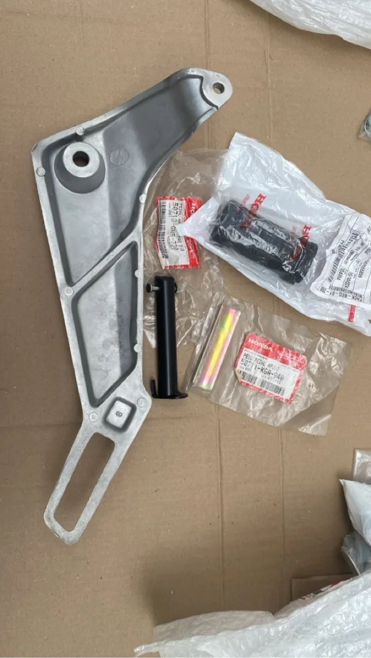 Par de bacalhau esquerdo e direito, com pedaleiras novo original Honda 