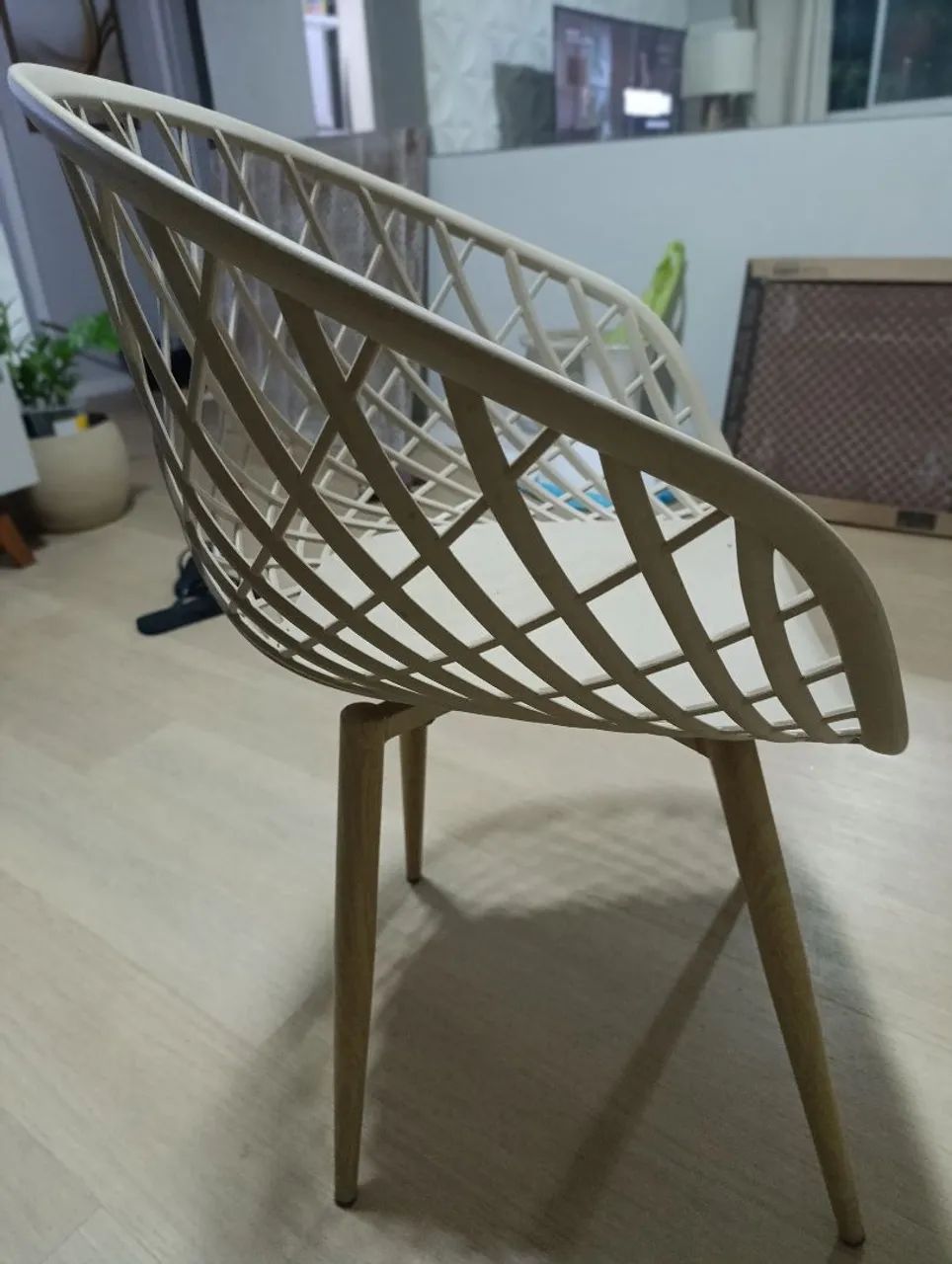Cadeira moderna com desing vazado  - Foto 2