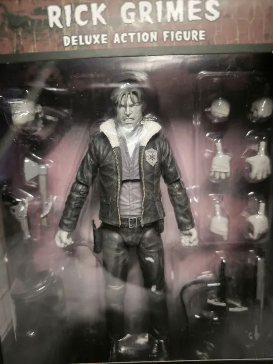 Rick Grimes the walking dead comics deluxe diamond select lacrado  - Foto 2