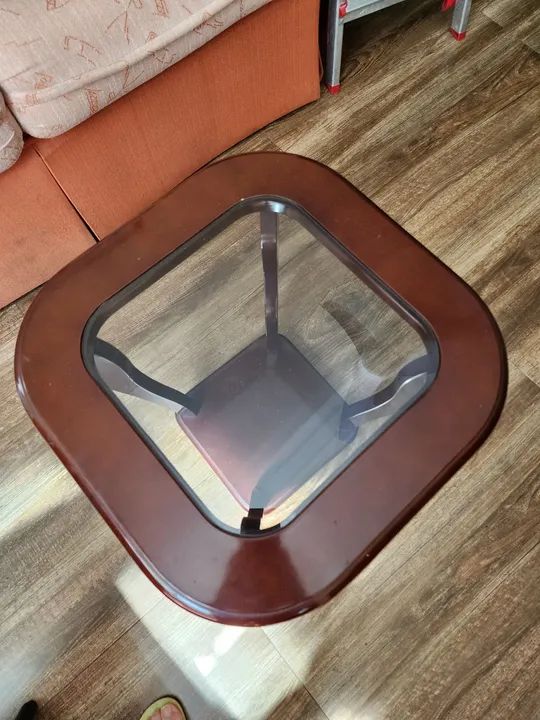 Mesa de centro em madeira com tampo de vidro