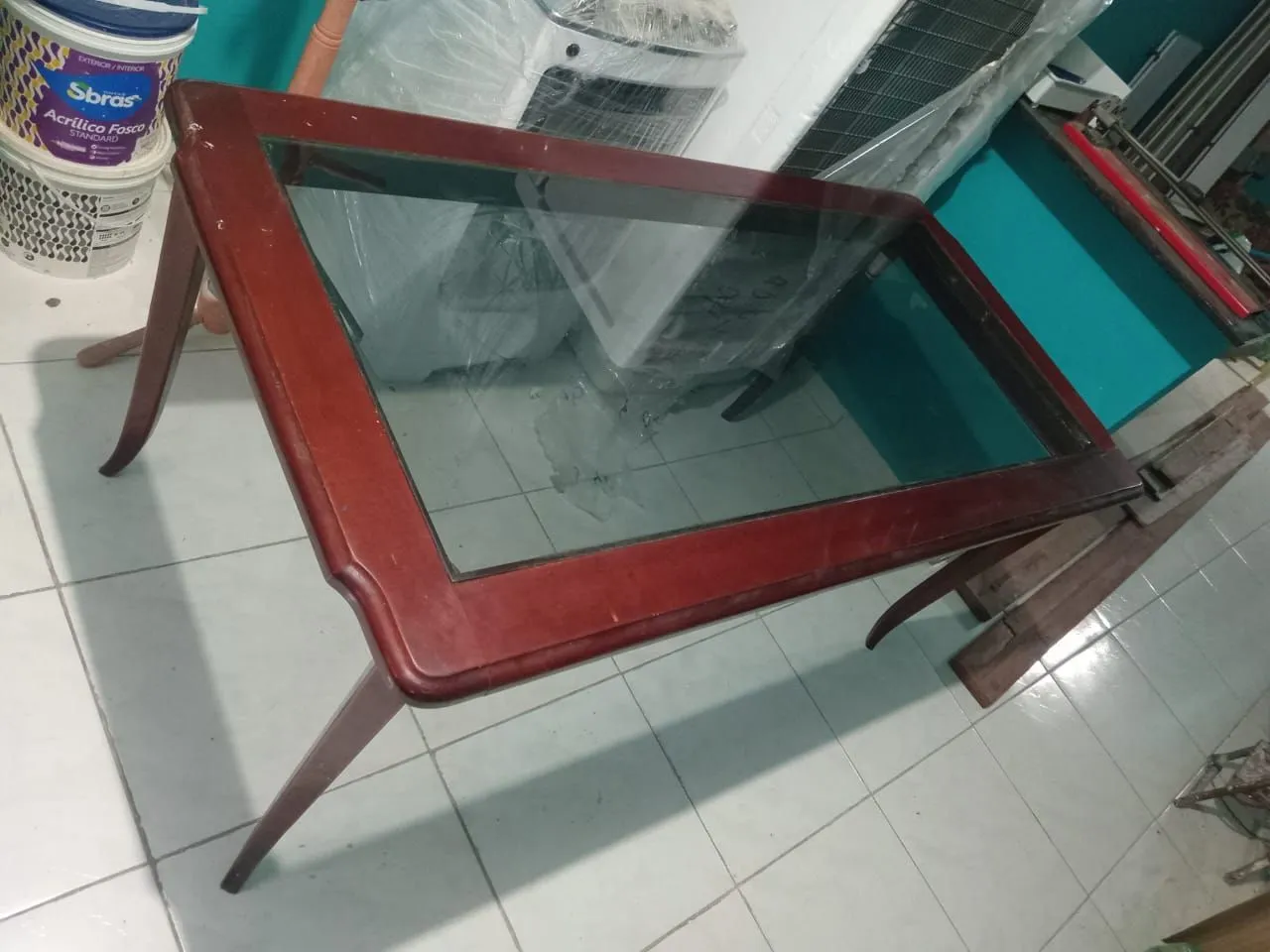 Mesa de madeira maciça com tampo de vidro