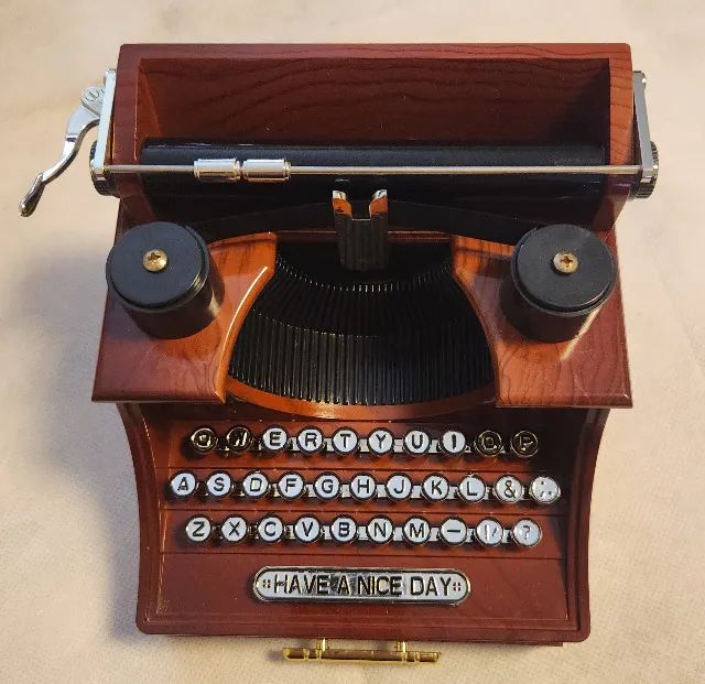 Máquina de escrever "Caixinha de Música".