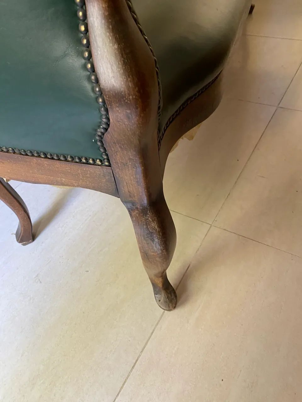 Conjunto 2 Sofás estilo Vitoriano revestido de couro verde.  - Foto 3