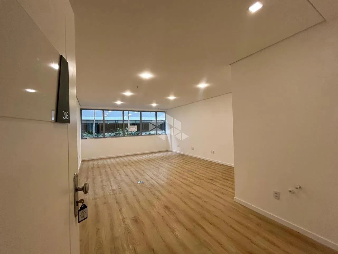 SALA COMERCIAL 40M² COM ESTACIONAMENTO E SEGURANÇA NO SACO GRANDE FLORIANÓPOLIS - Foto 2