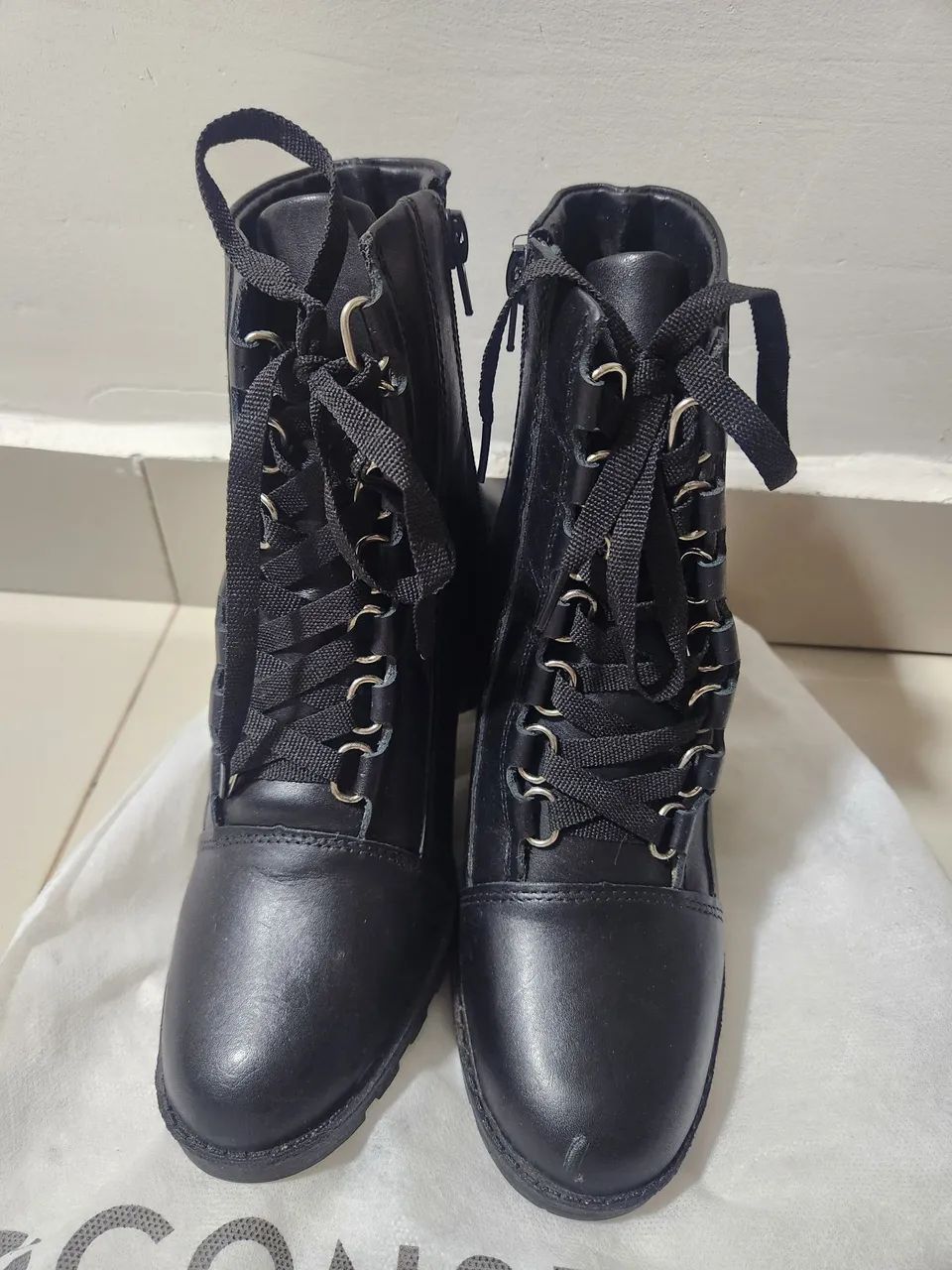 Botas Feminina Constance de Couro Preto com Cadarço - Foto 2