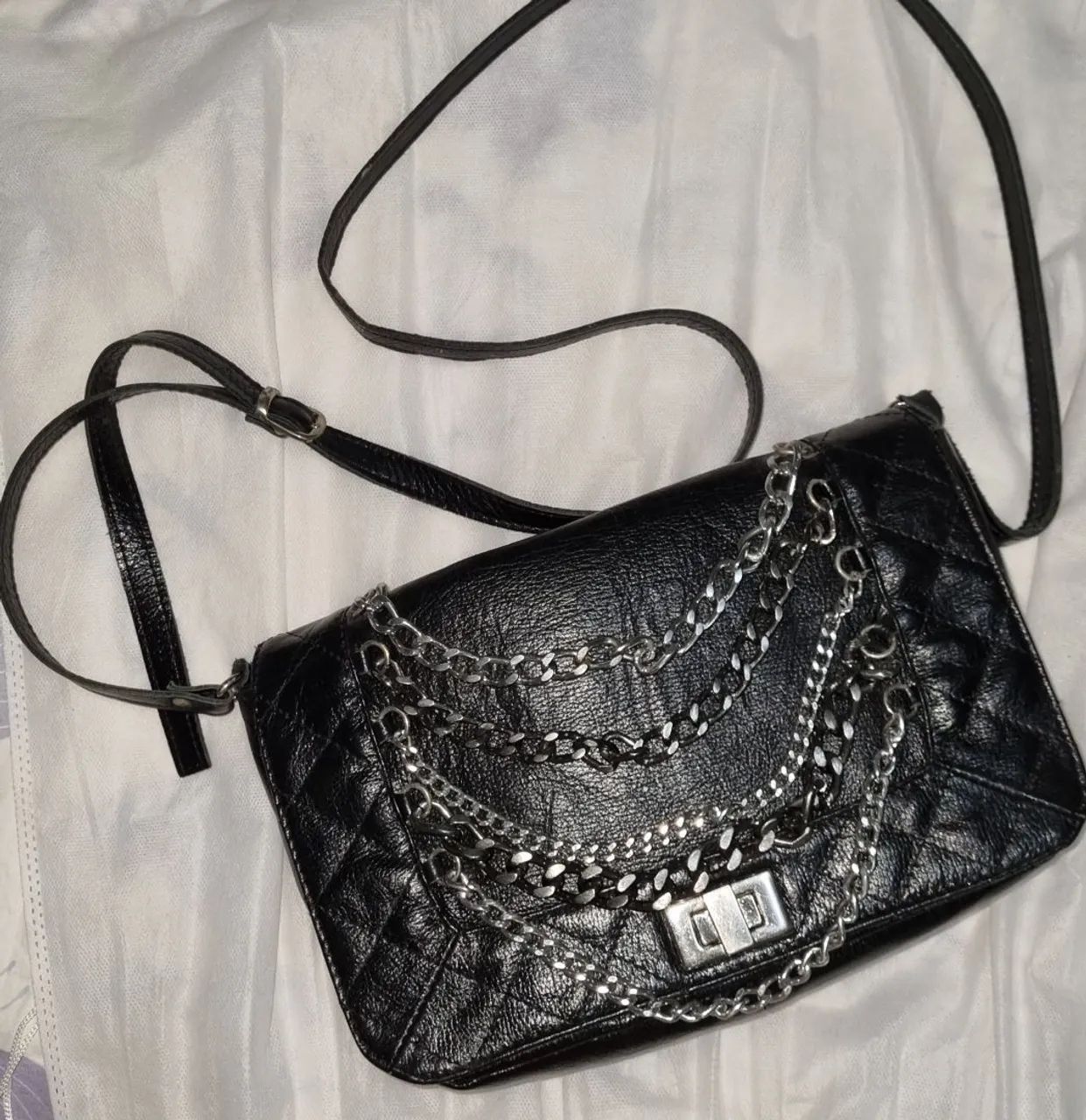 Bolsa preta com corrente Espaço Fashion 