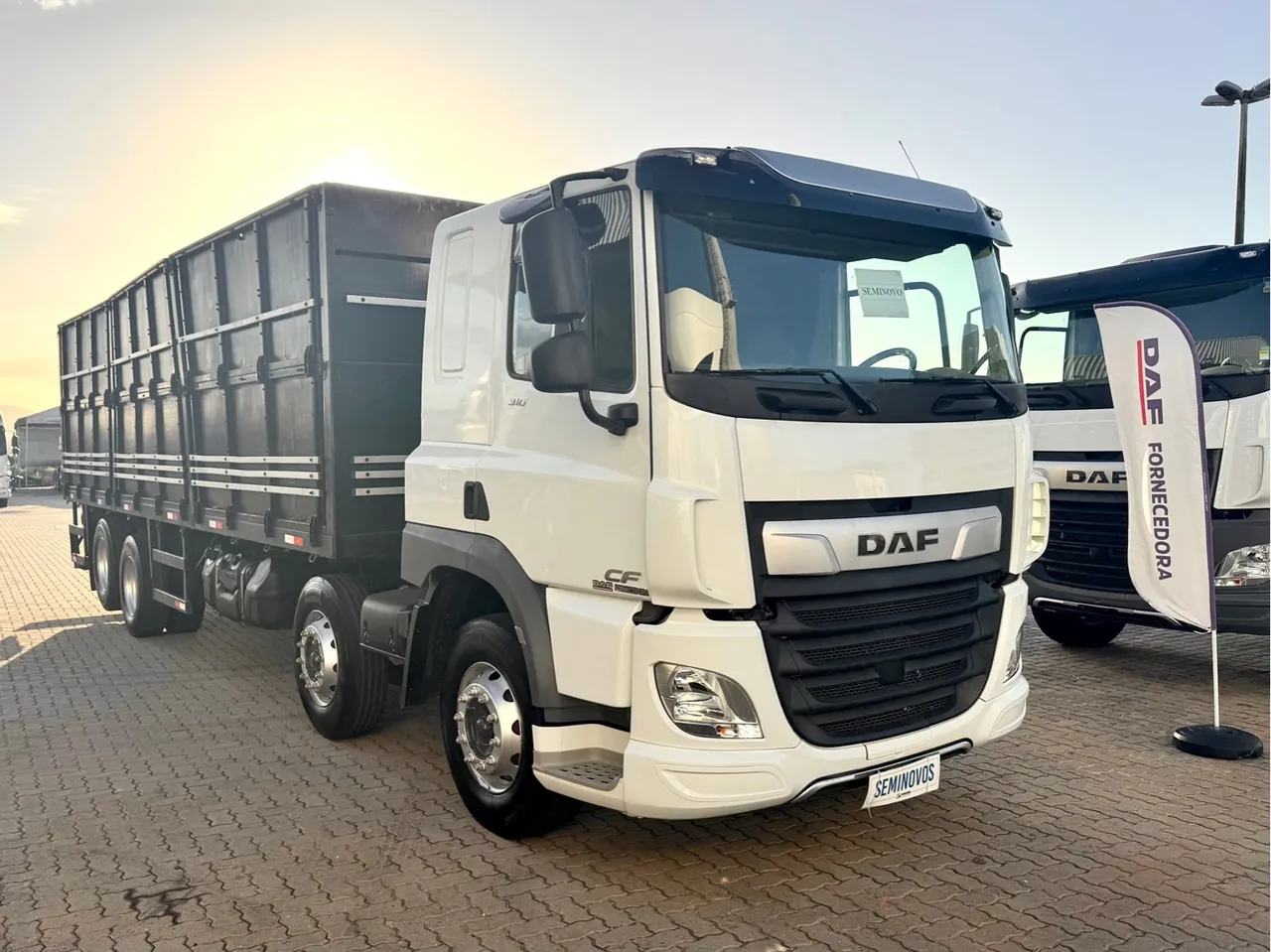 DAF CF 310 FAC 2023 Sleeper 8x2 km 122.850 rodados - Graneleiro