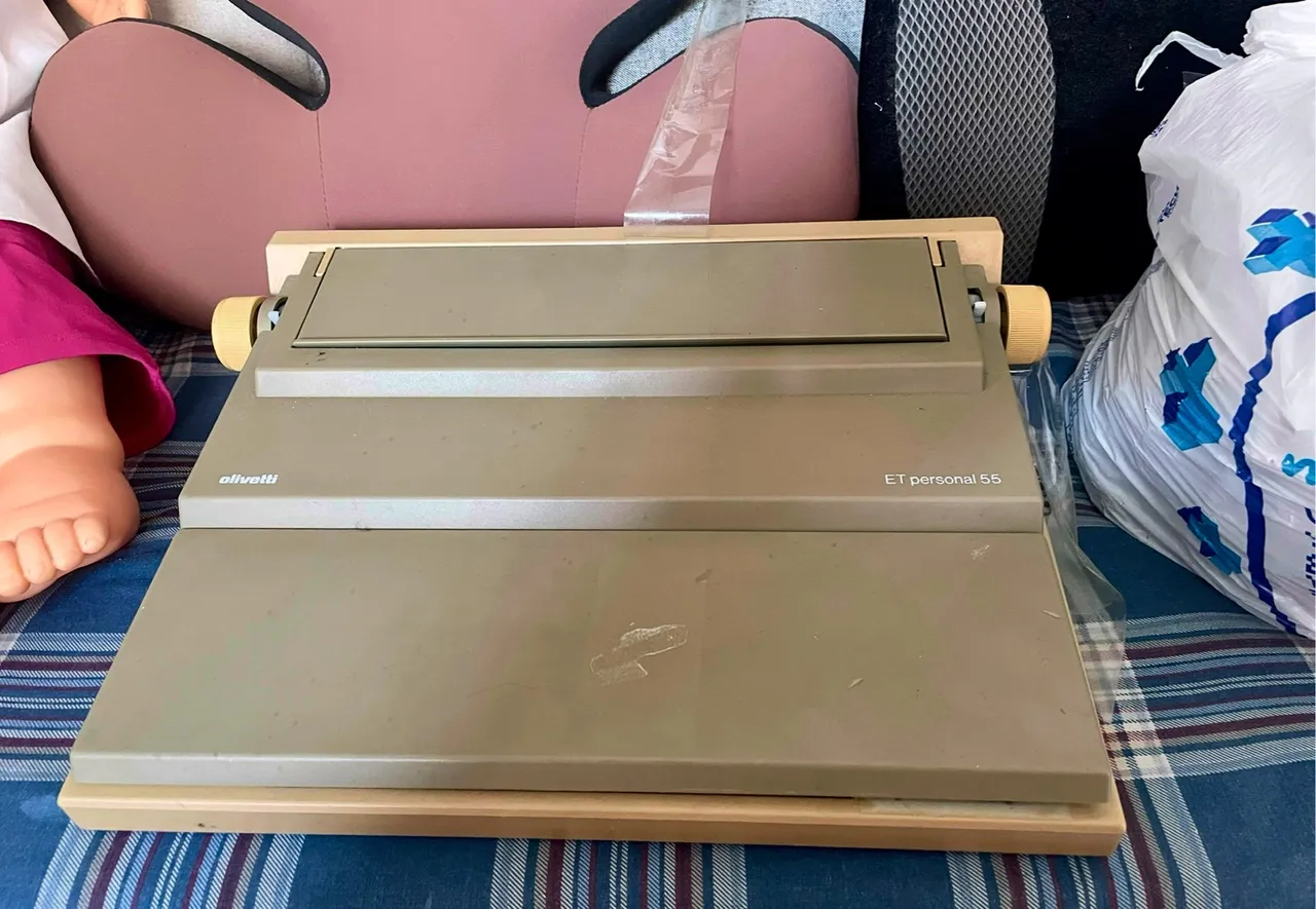 Máquina de escrever Olivetti ET personal 55