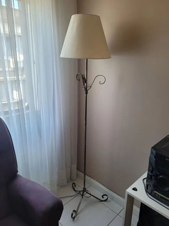 Luminária de chão em metal com cúpula branca