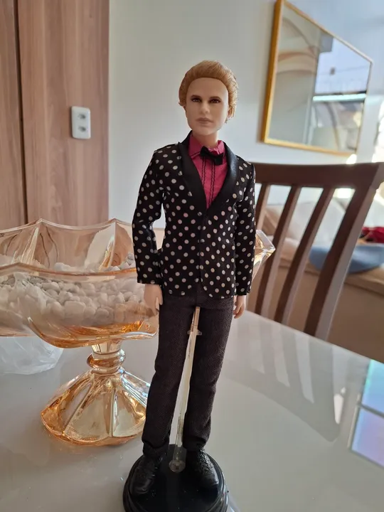 Boneco Collector Carlisle da Saga Crepúsculo.