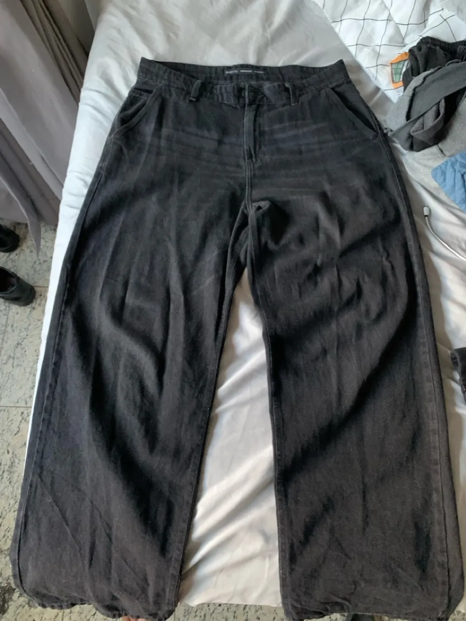 calça baggy preta da renner