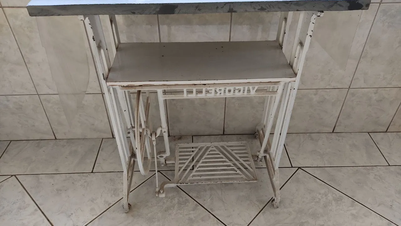 Mesa de máquina de costura antiga
