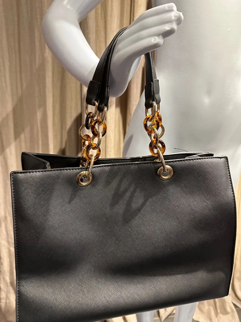 Bolsa de Ombro Preta com Alça Dourada - Foto 5