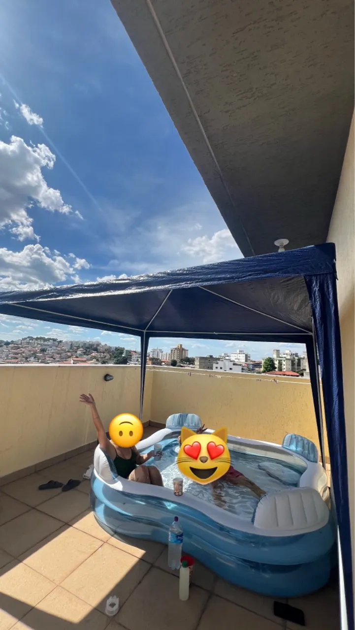 Piscina inflável com cobertura e vista panorâmica