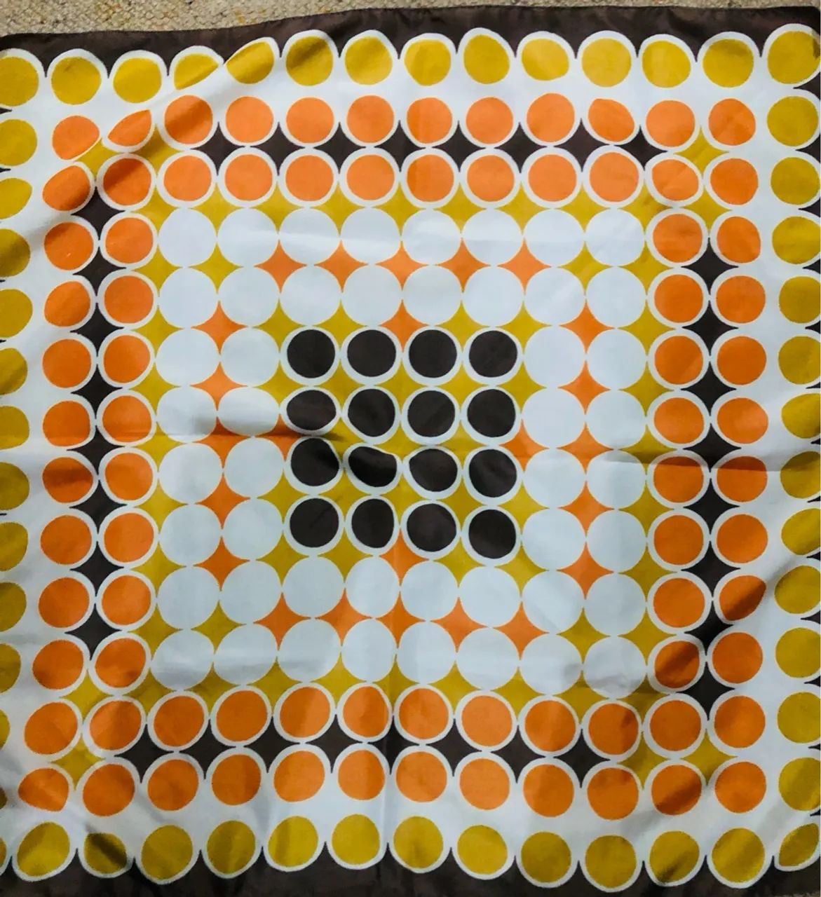 Lenço estampado com design retrô - Foto 2