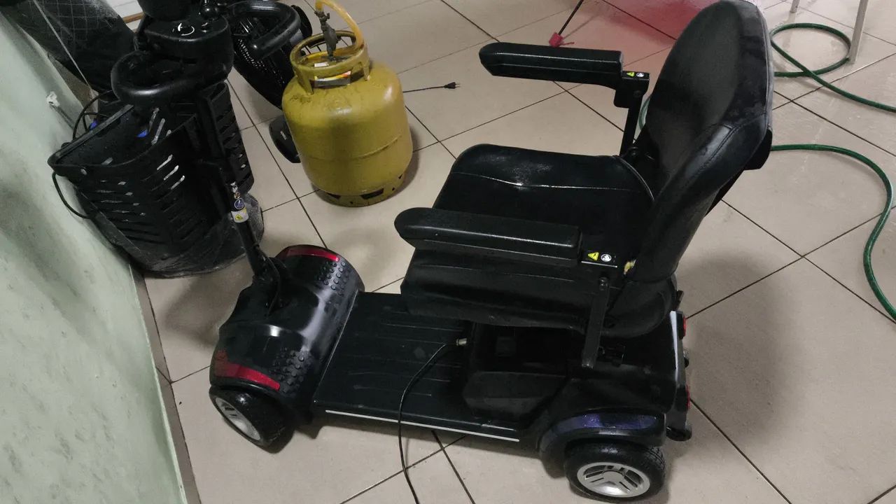 QUADRICICLO ELÉTRICO/ Scooter Elétrica para Idosos e Pessoas com Mobilidade Reduzida - Foto 3