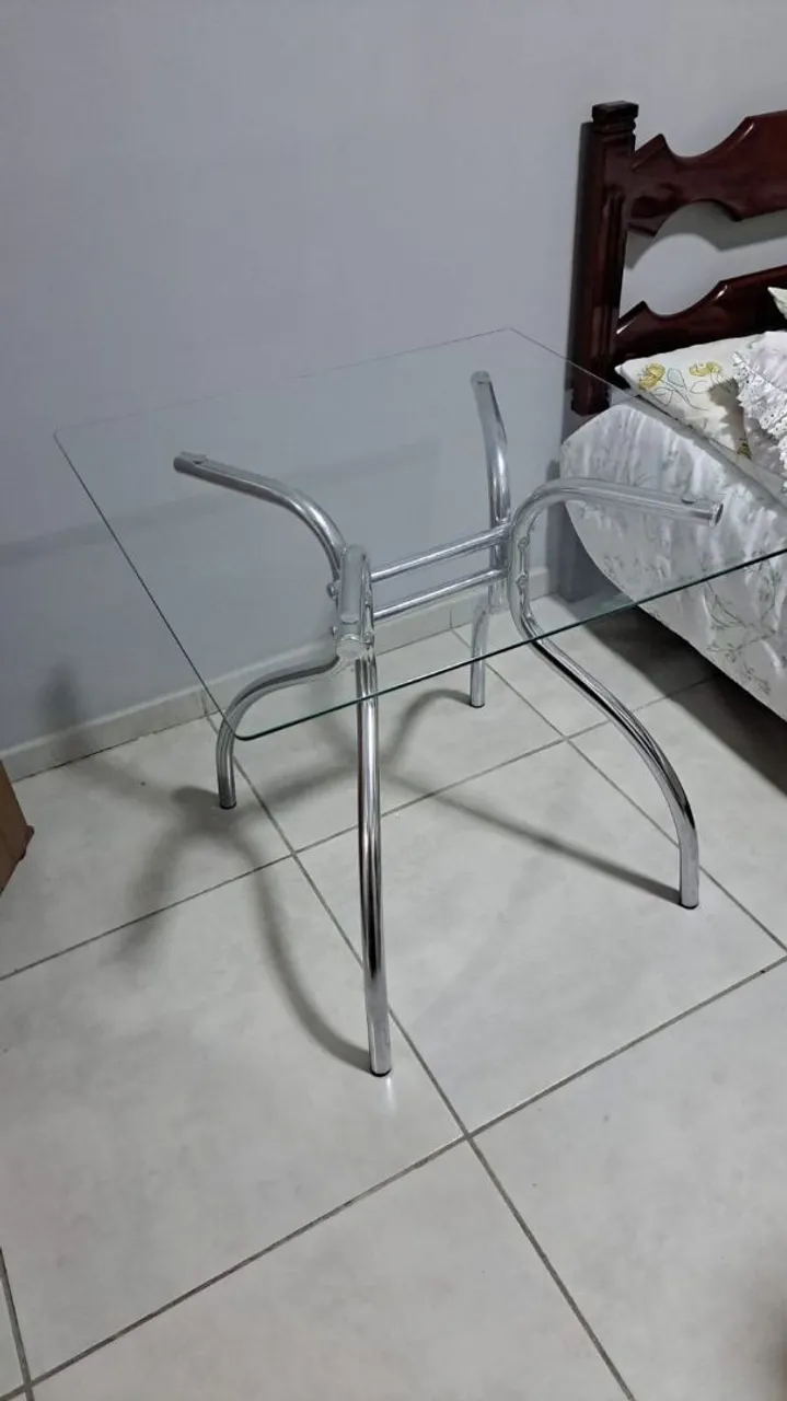 Mesa com tampo de vidro