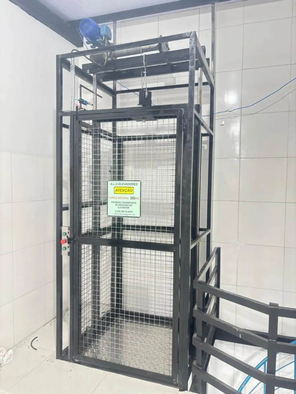 Elevadores monta cargas telado