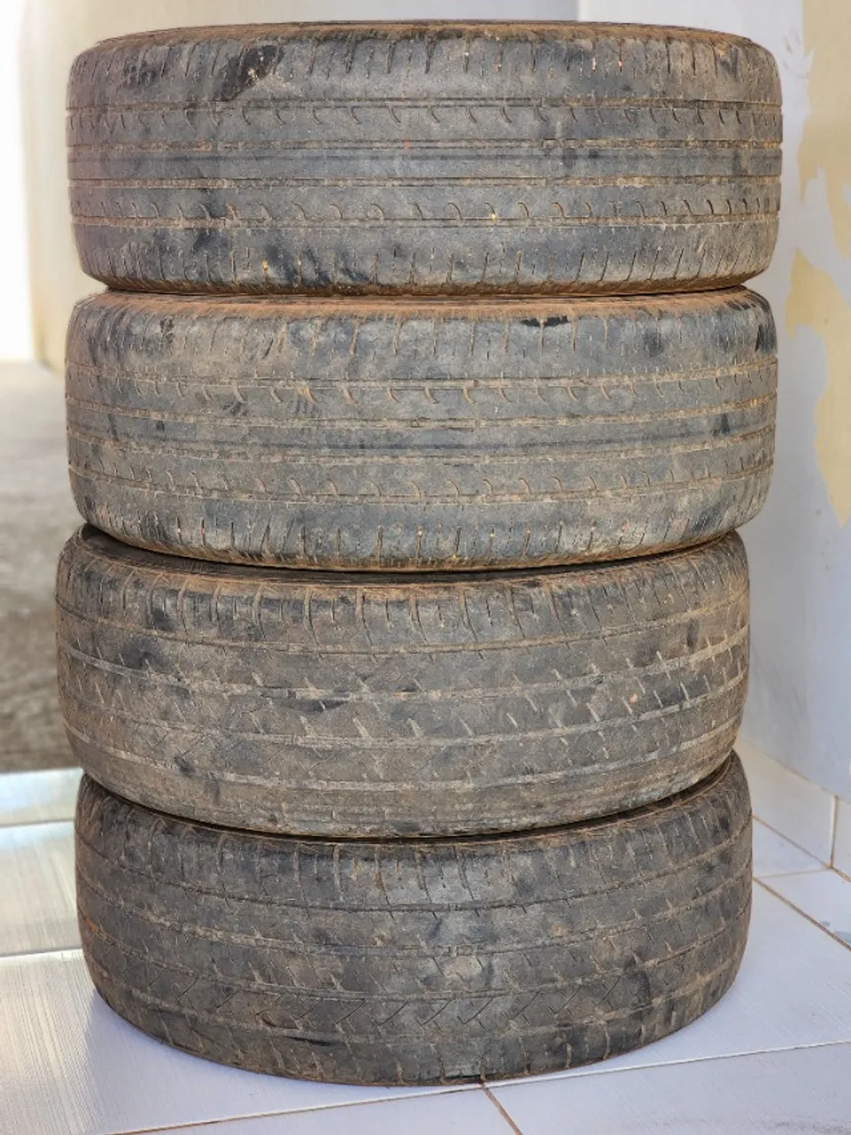 Quatro Pneus 215/55R17 em bom estado
