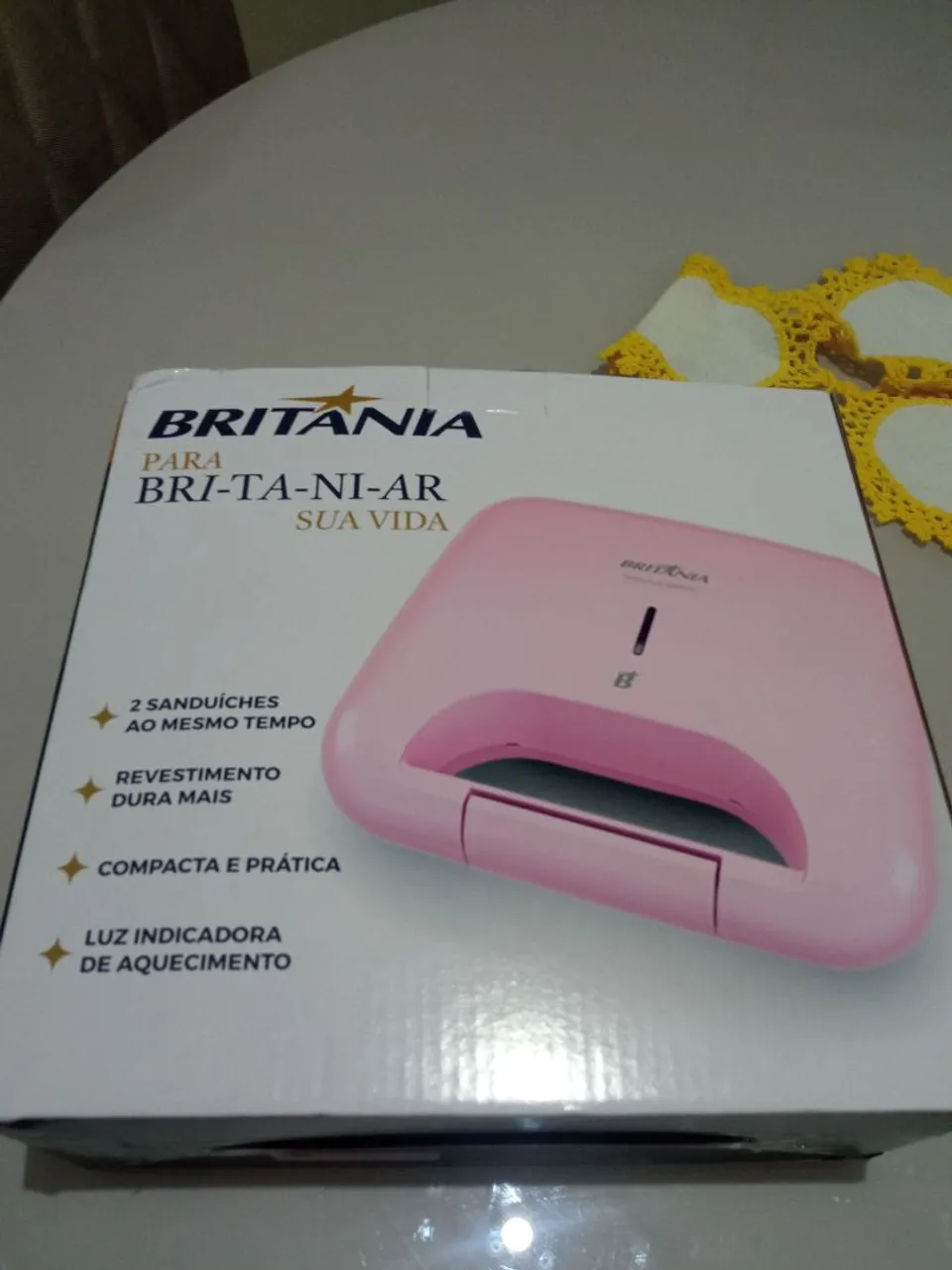 Sanduicheira Britânia Rosa - Compacta e Prática