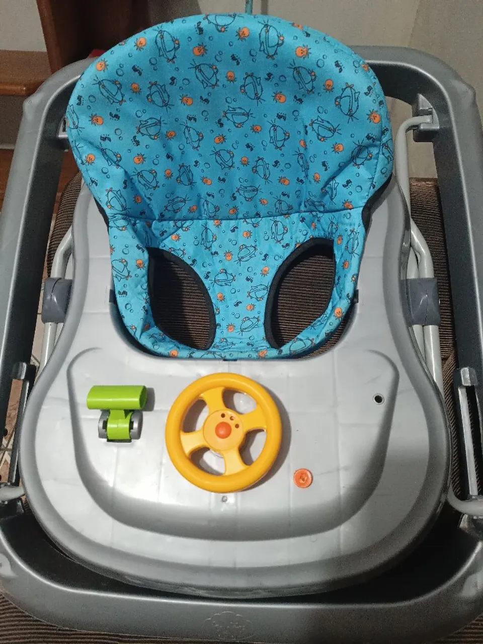 Andador Infantil com Volante e Design Divertido