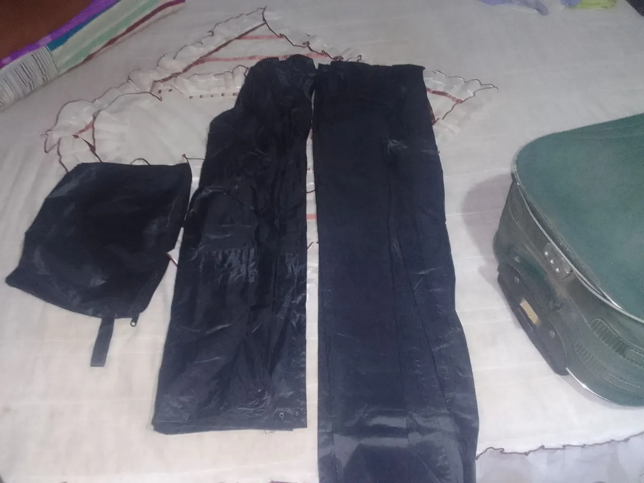 Calça de chuva preta com capa