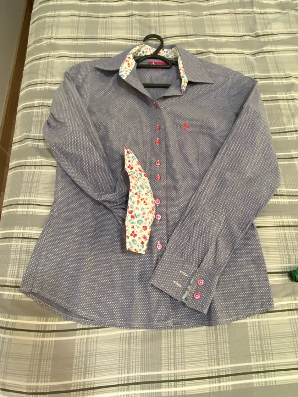 Camisa Feminina Azul com Detalhes Florais