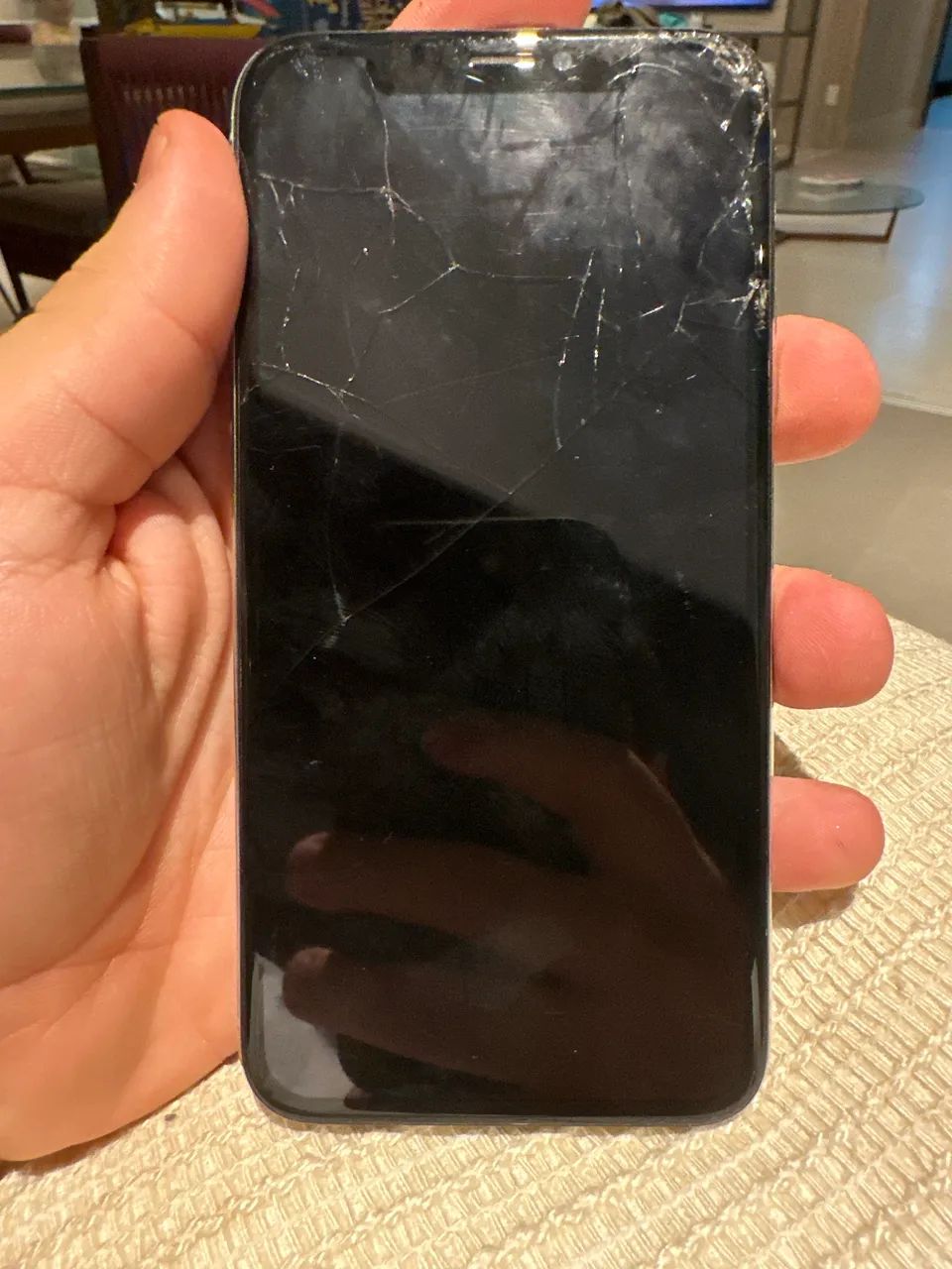 iPhone XR quebrado