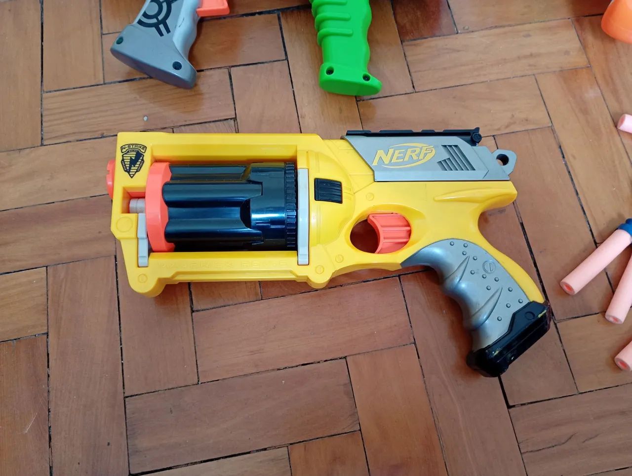 Lote armas de brinquedo Nerf e bazuca com dardos de brinde - Foto 2