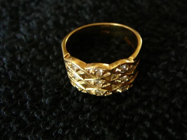 Anel banhado a ouro com brilhantes