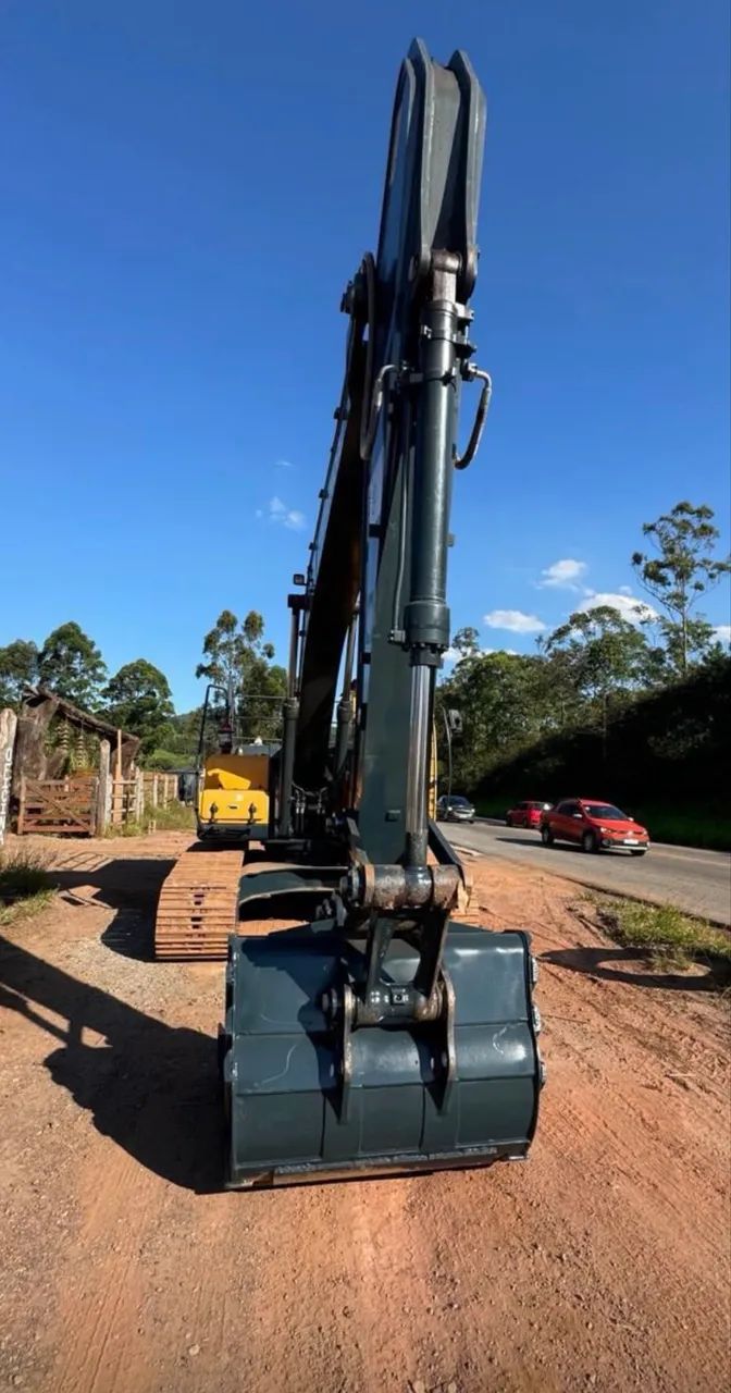 Escavadeira Hyundai 220 ano 2023 com 625 horas, único dono, em MG - Foto 4