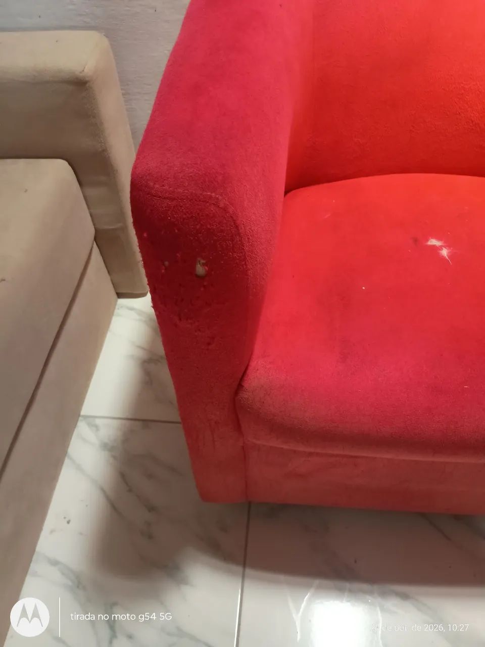 Duas cadeiras e uma poltrona em bom estado de uso  - Foto 2