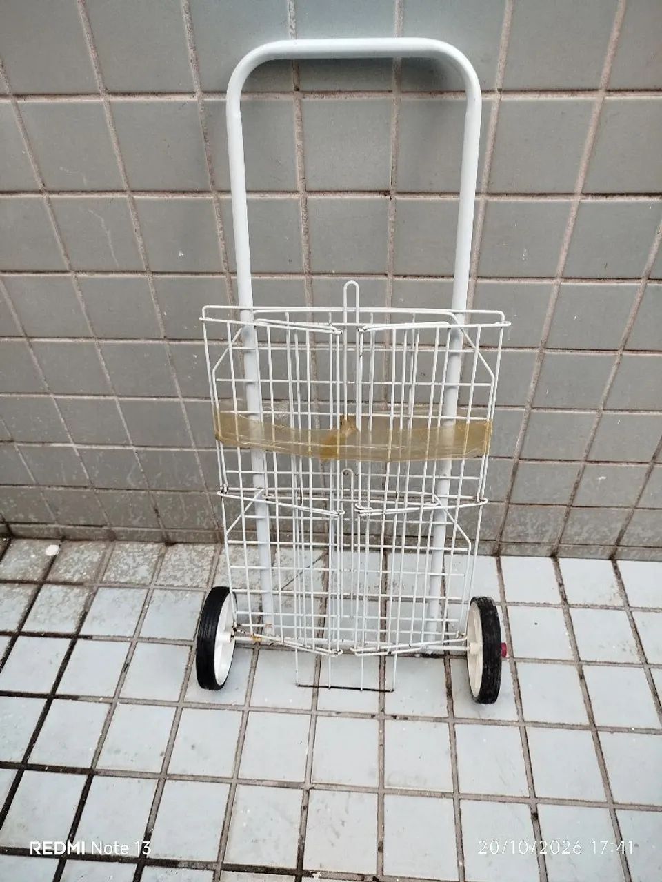 Vendo um carrinho de supermercado.