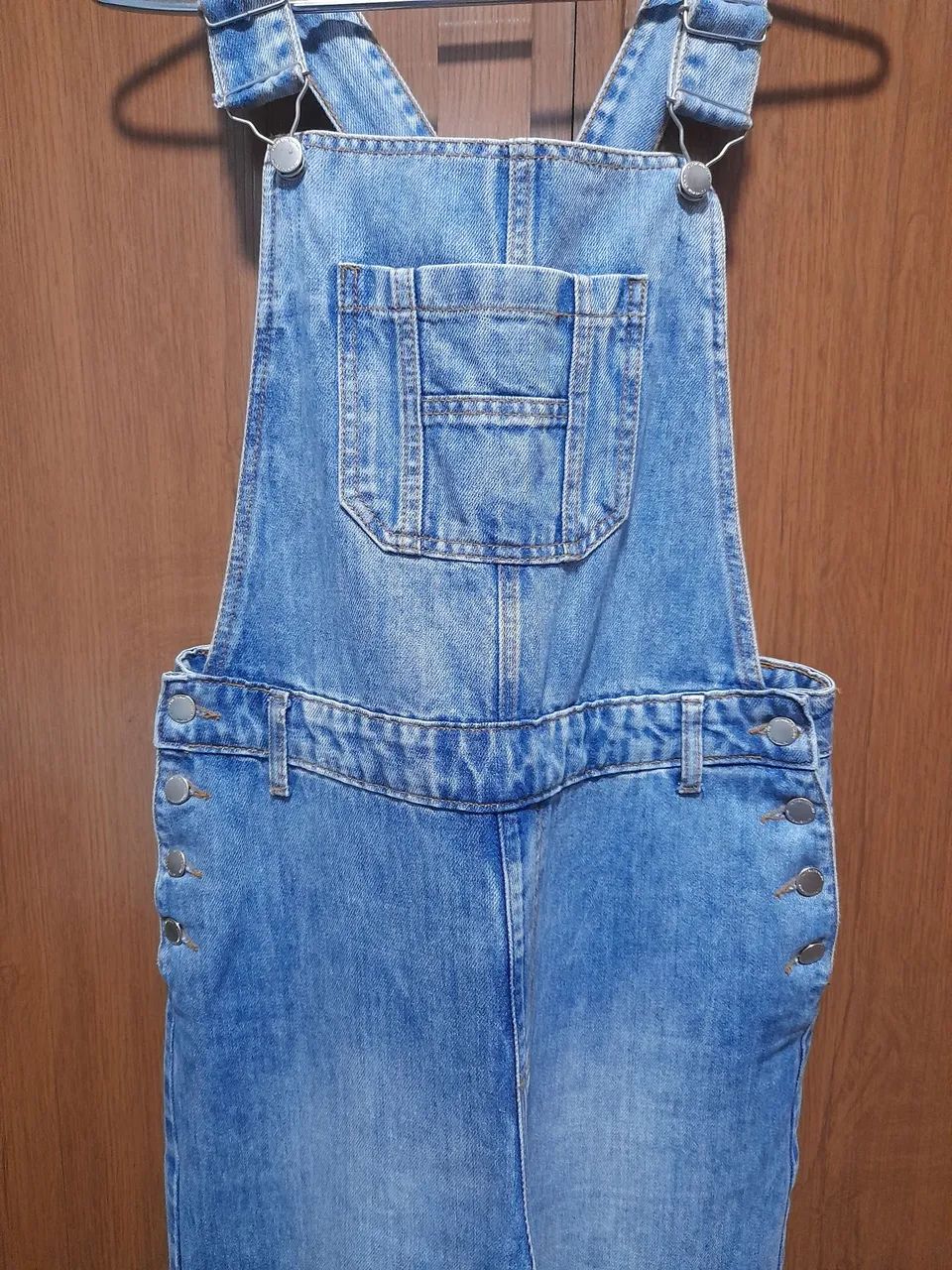 Vendo macacão jeans tamanho 40 - Foto 2