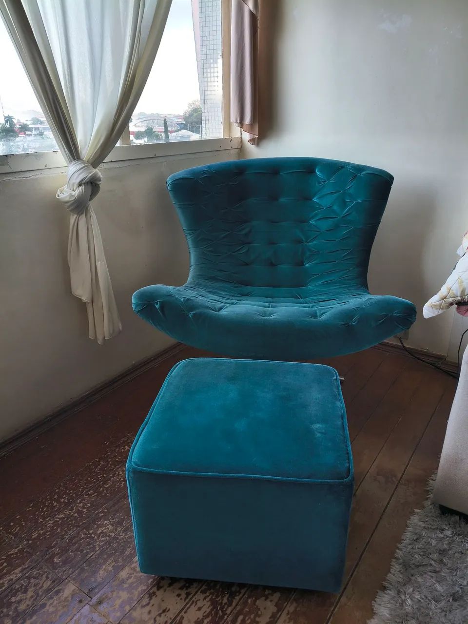Conjunto Casa Verde com 2 Poltronas Giratórias + 2 Puffs Quadrados - Foto 4