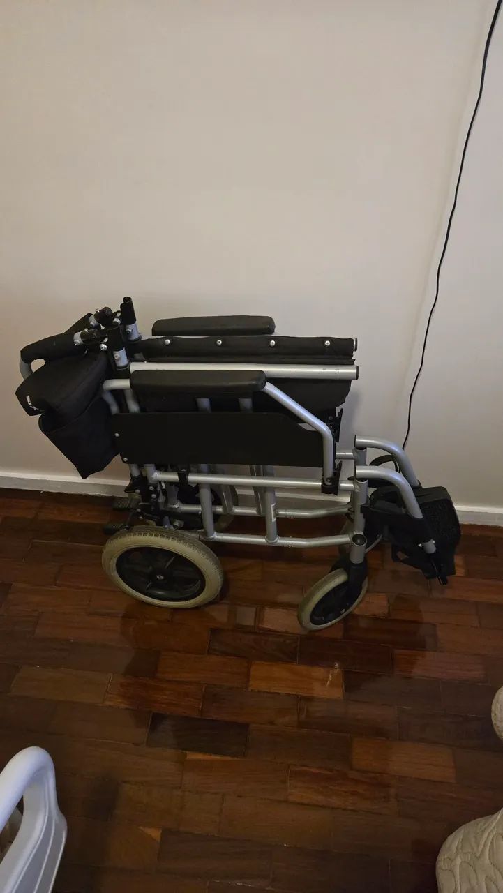 Cadeira de rodas Praxis preta - Foto 3
