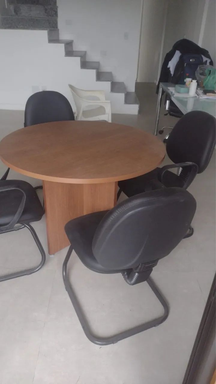Mesa de escritório com cadeiras  - Foto 2