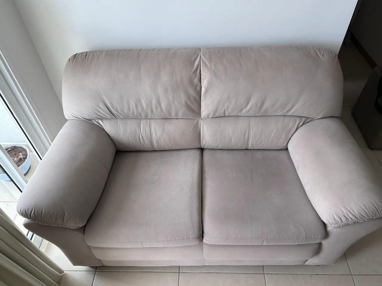 Sofá 2 lugares - bege claro - confortável - pouco uso  - Foto 2
